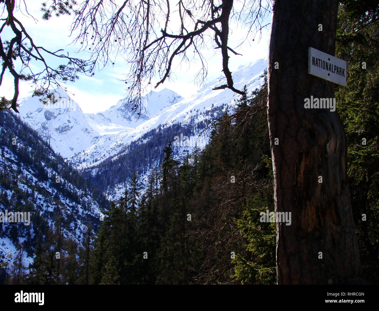 Fortement des sommets enneigés et les pentes du Parc National Suisse, en Suisse, en hiver, avec un risque d'avalanche Banque D'Images