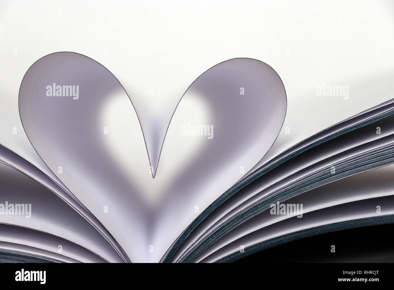 Forme de coeur à partir de papier des pages d'un livre isolé sur fond blanc. Pour l'amour de la lecture, concept de la science, de l'apprentissage, roman, Valentines Day Banque D'Images