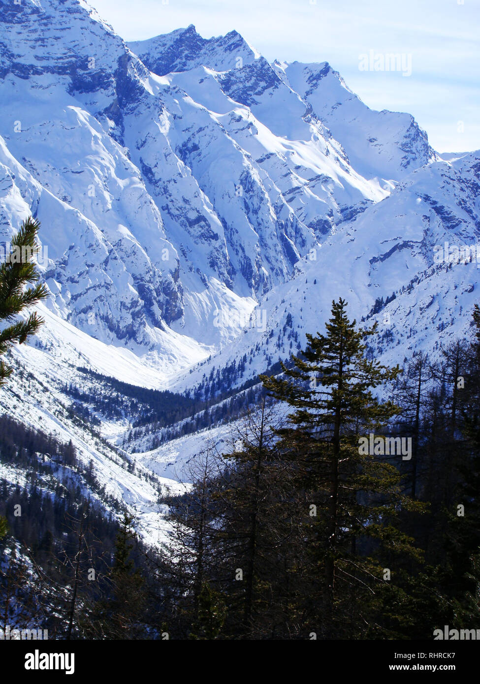 Fortement des sommets enneigés et les pentes du Parc National Suisse, en Suisse, en hiver, avec un risque d'avalanche Banque D'Images