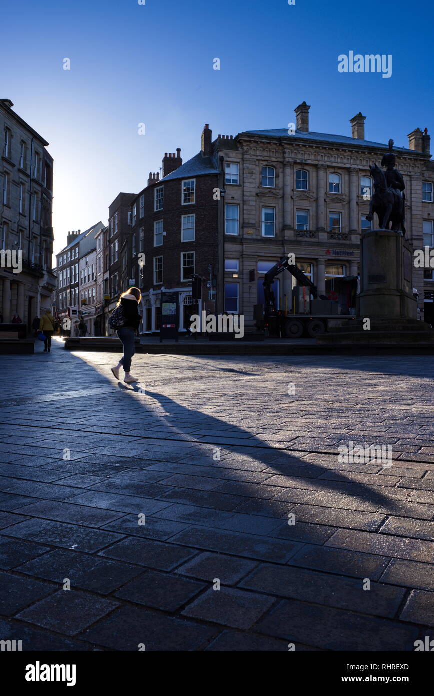 À partir de la première journée d'une femme marchant sur la place du marché de la ville de Durham, tôt le matin en couleur Banque D'Images