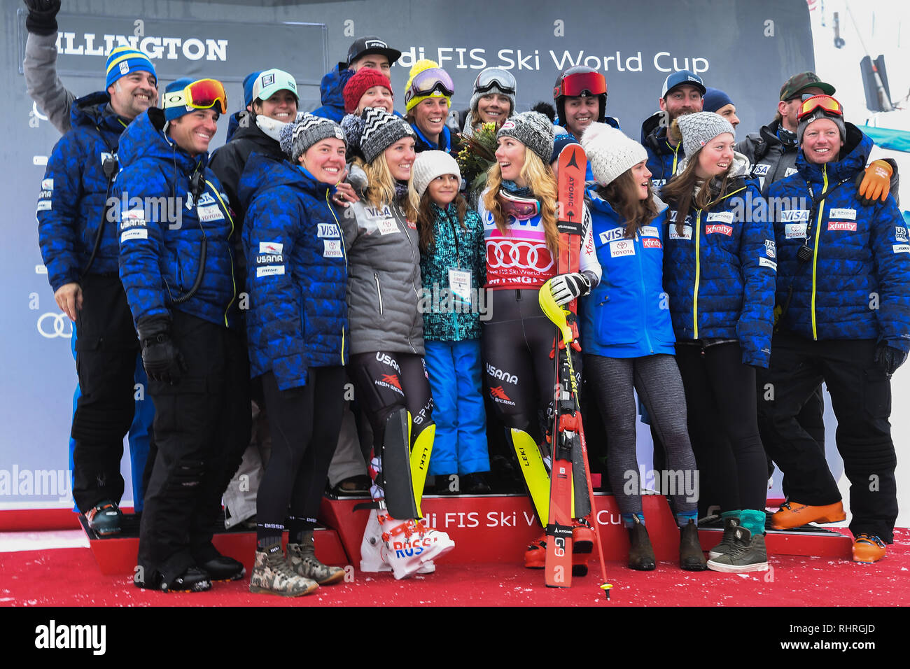 KILLINGTON, VT - 25 novembre : Mikaela Shiffrin des États-Unis célèbre avec son équipe après avoir remporté le slalom femmes le 25 novembre 2018. Banque D'Images