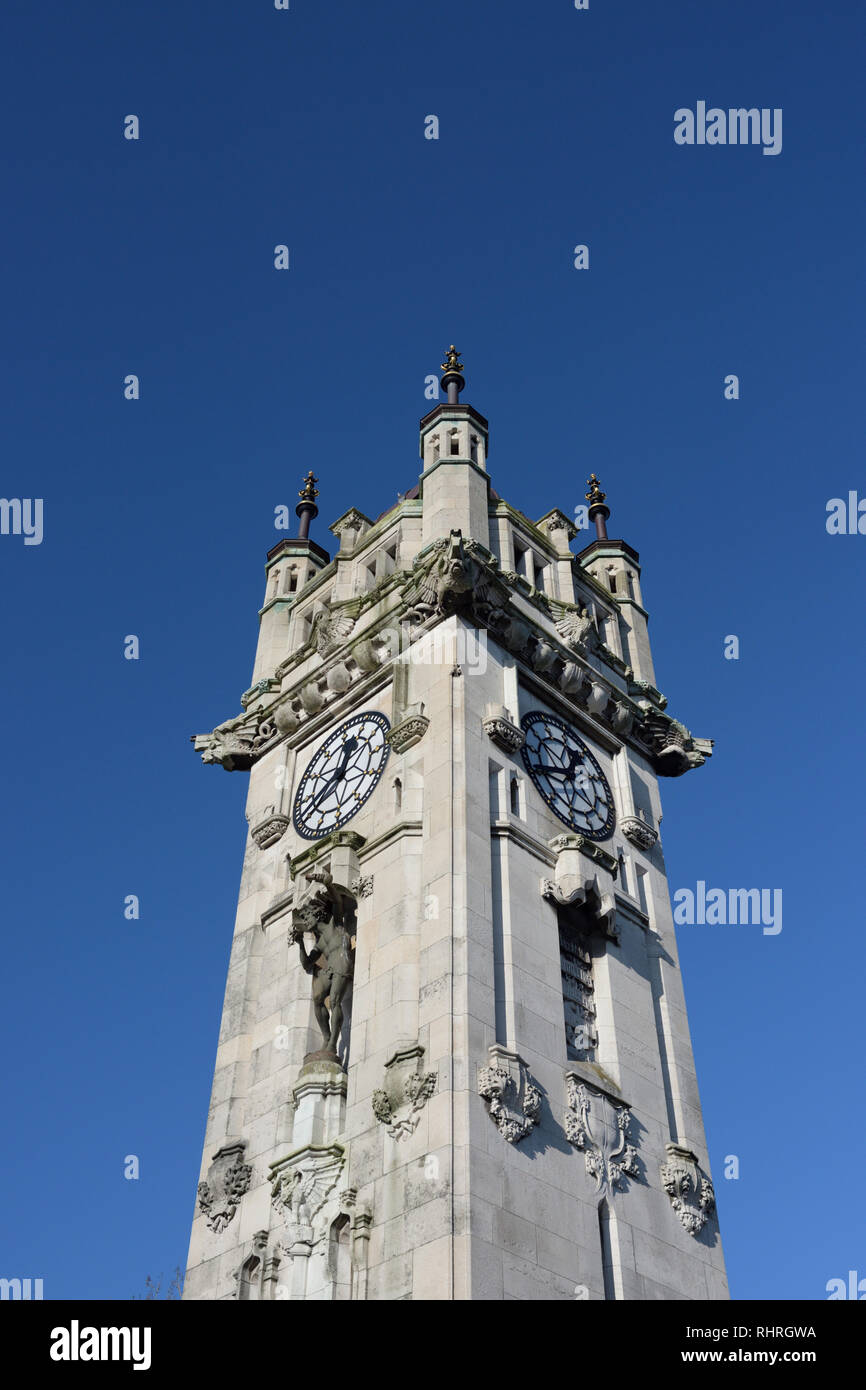 Tour Whitehead, tour de l'horloge, vue à angle bas avec ciel bleu à bury lancashire royaume-uni Banque D'Images