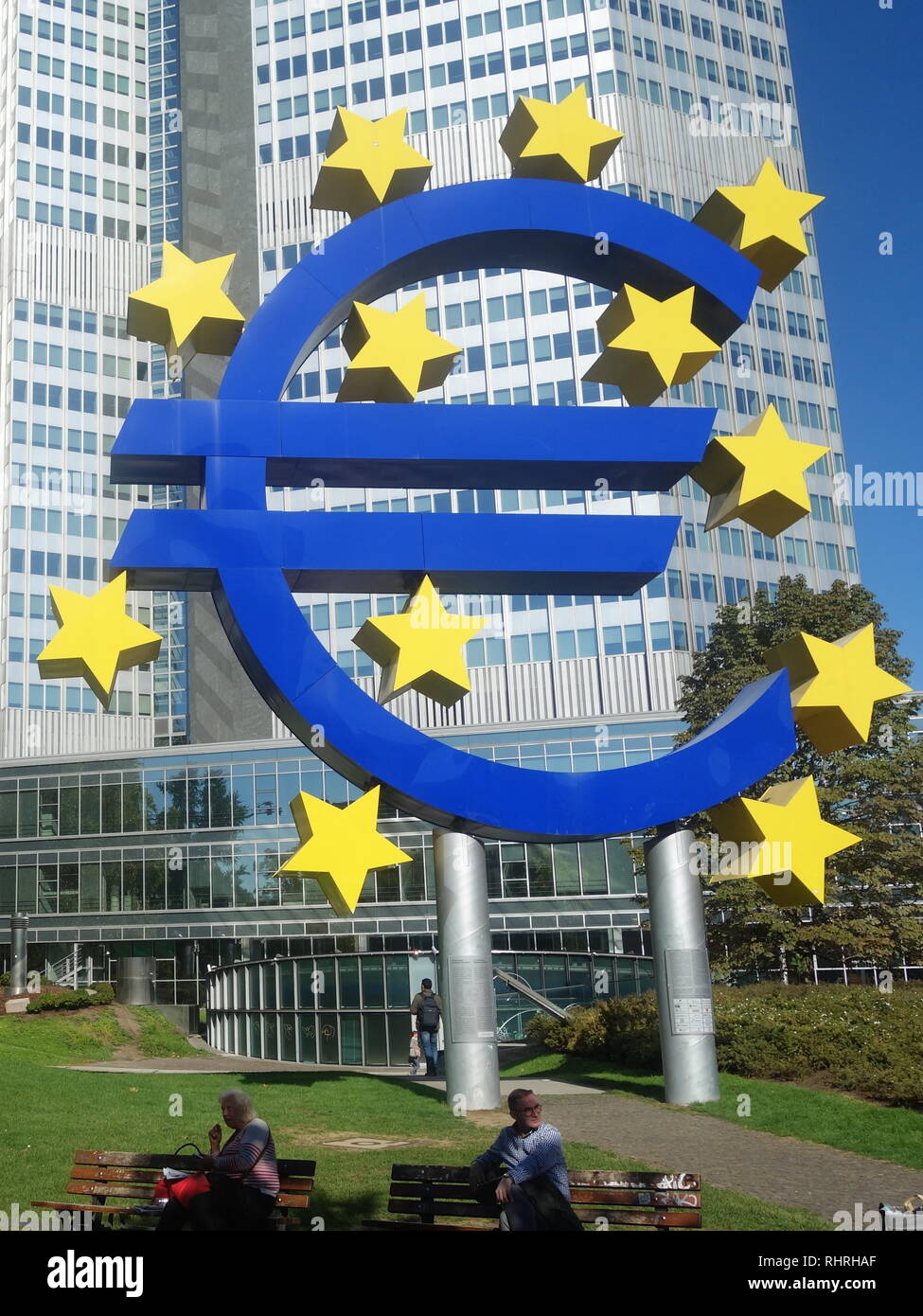 Grand signe Euro sculpture de l'artiste allemand Ottmar Hoerl qui se tient en dehors de la Banque centrale européenne à Francfort. Banque D'Images