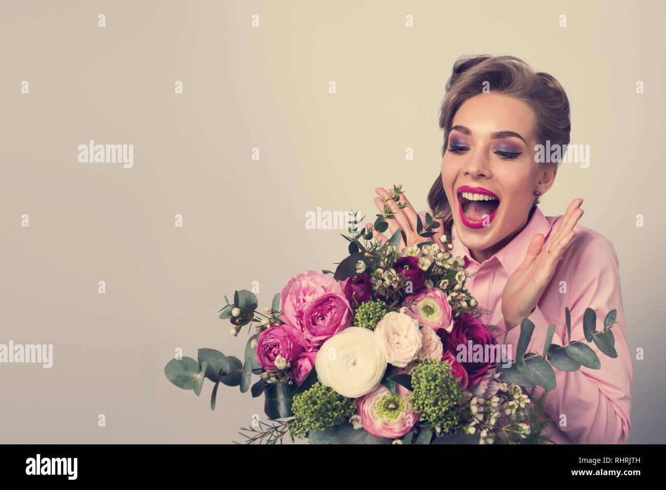 Femme Surpris Avec Bouquet De Fleurs De Lexpression