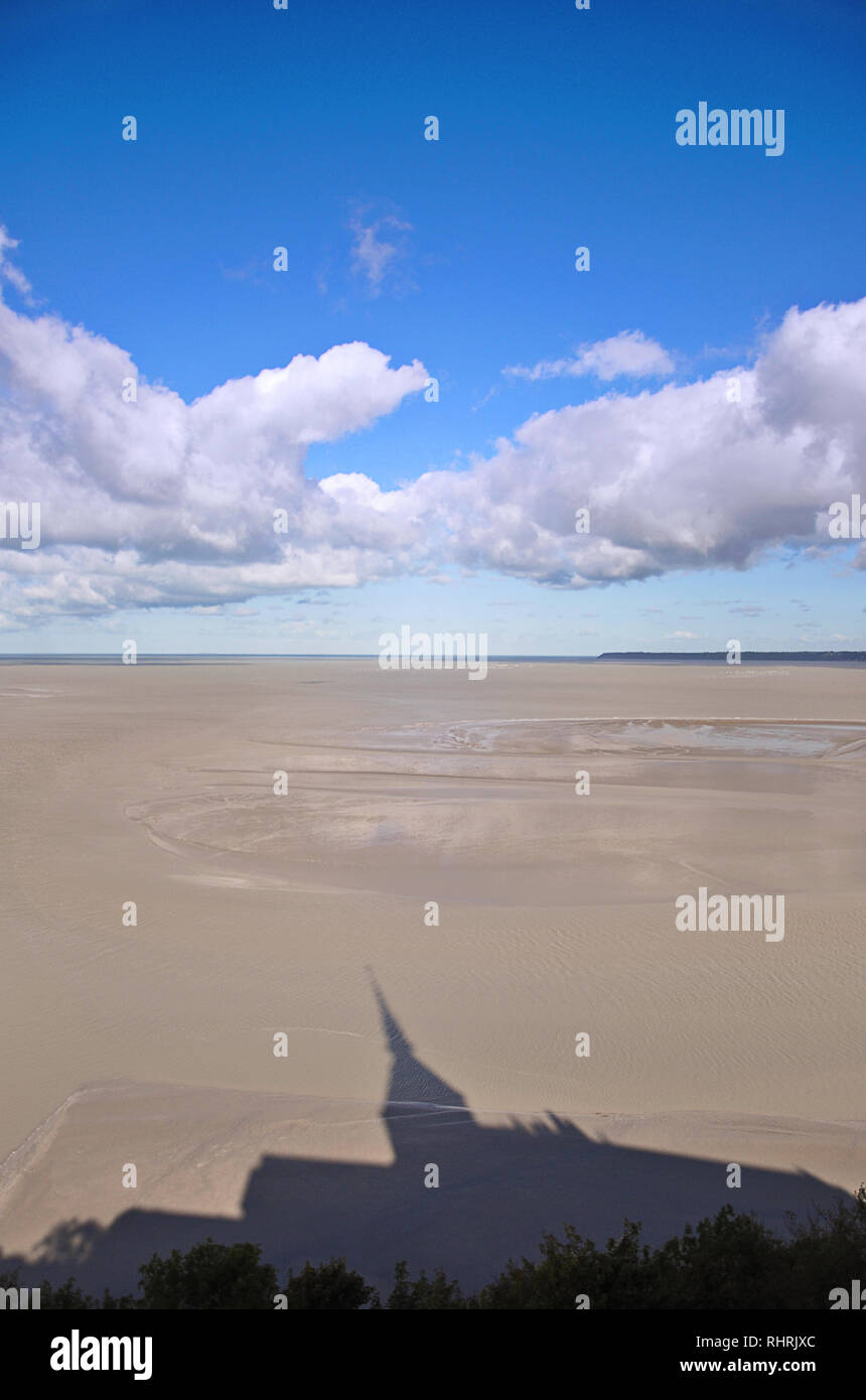 Ombre du Mont Saint Michel sur les bancs pendant bas en Normandie, France Banque D'Images