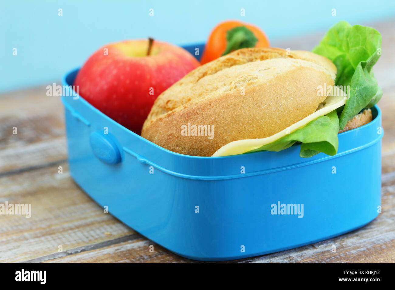 Des paniers-repas sains contenant du fromage roll, poivron jaune et croquante pomme rouge Banque D'Images