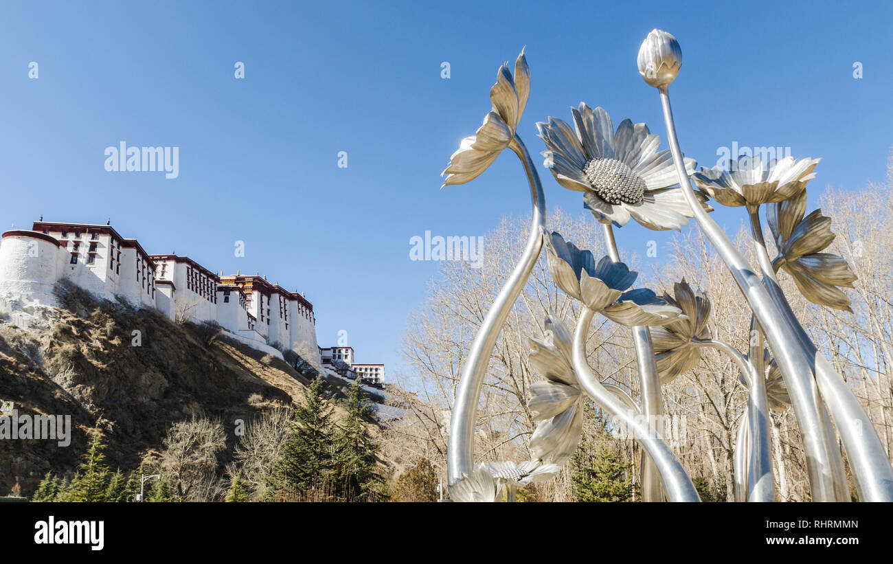 Sculpture de fleurs de grande taille en Zongjiao Lukang park avec en arrière-plan du palais du Potala, Lhassa, Tibet Banque D'Images