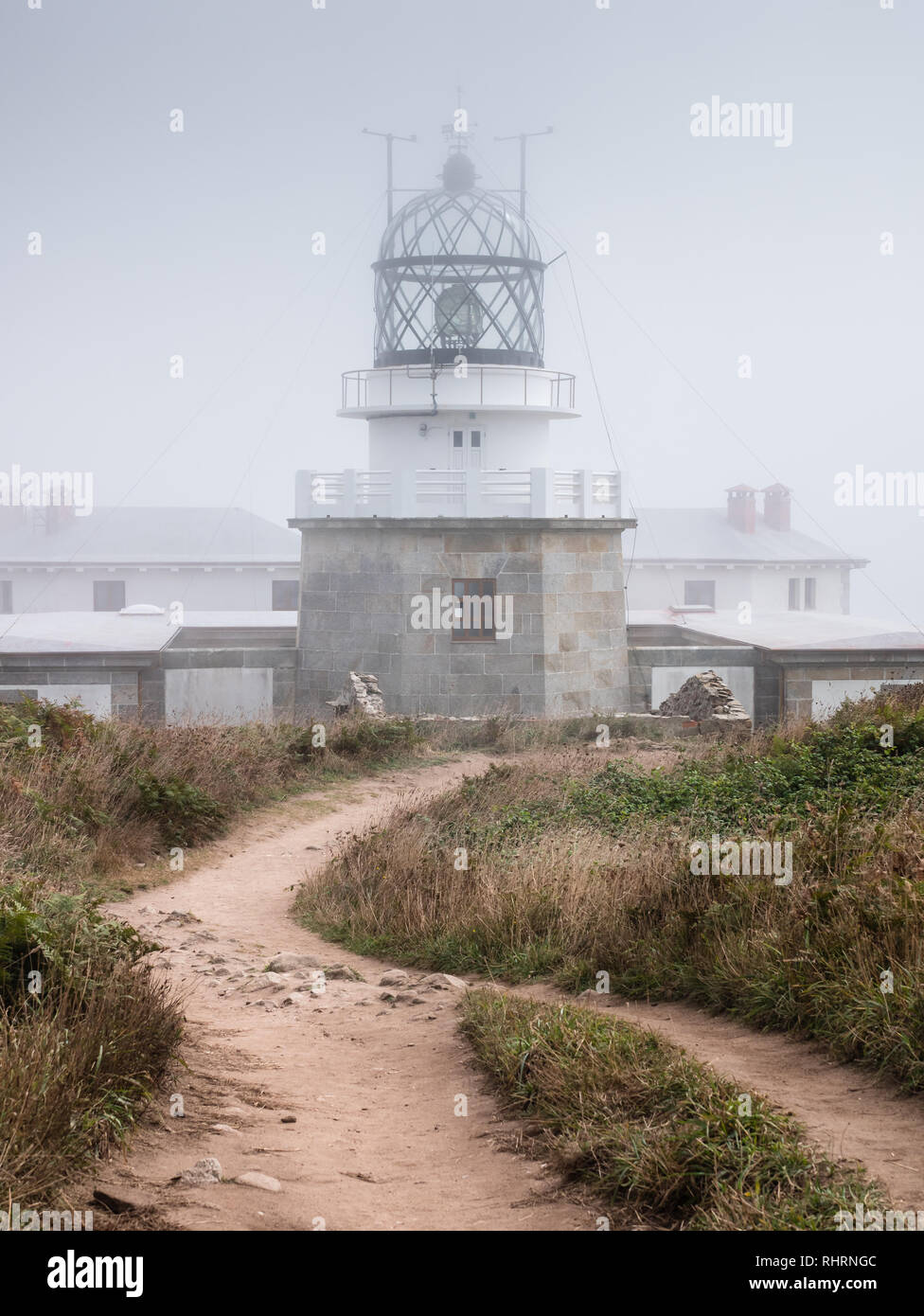 Punta Estaca de Bares phare sur une journée d'été brumeux, Galice, Espagne Banque D'Images