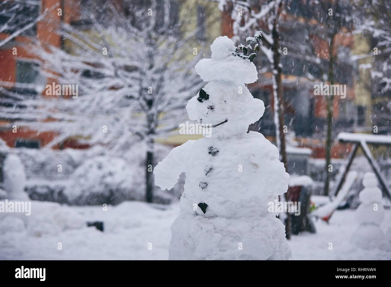 L'hiver dans la ville. Chef de gros bonhomme de neige au cours. Banque D'Images