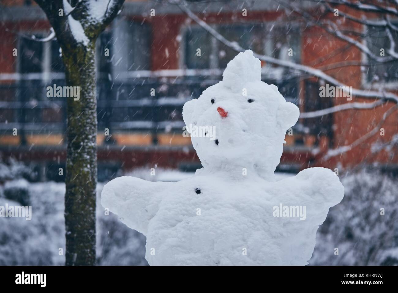 L'hiver dans la ville. Chef de gros bonhomme de neige au cours. Banque D'Images