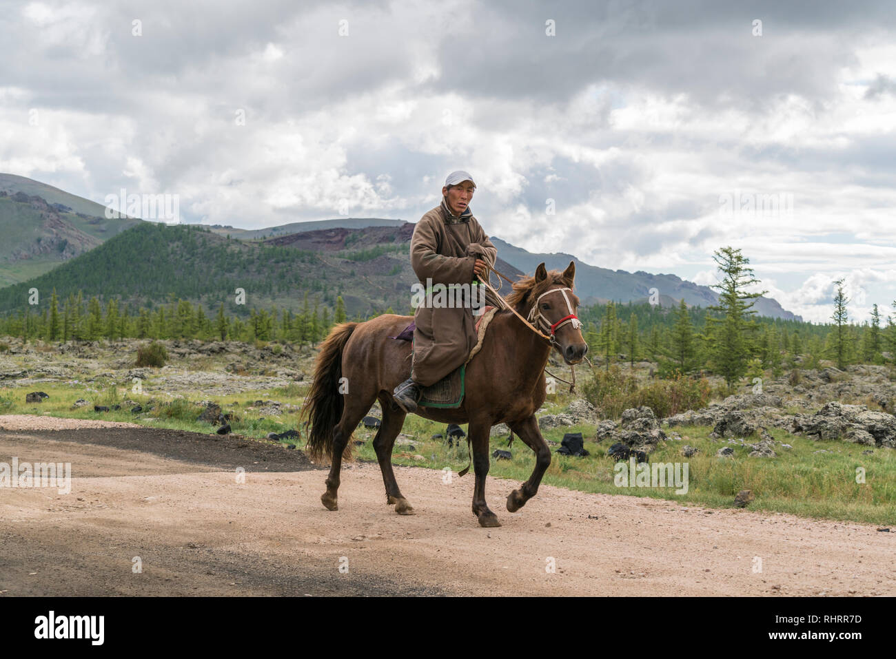 L'homme de Mongolie à cheval dans le Parc National du Lac Blanc. Crétariat district, province du Nord, la Mongolie. Hangay Banque D'Images