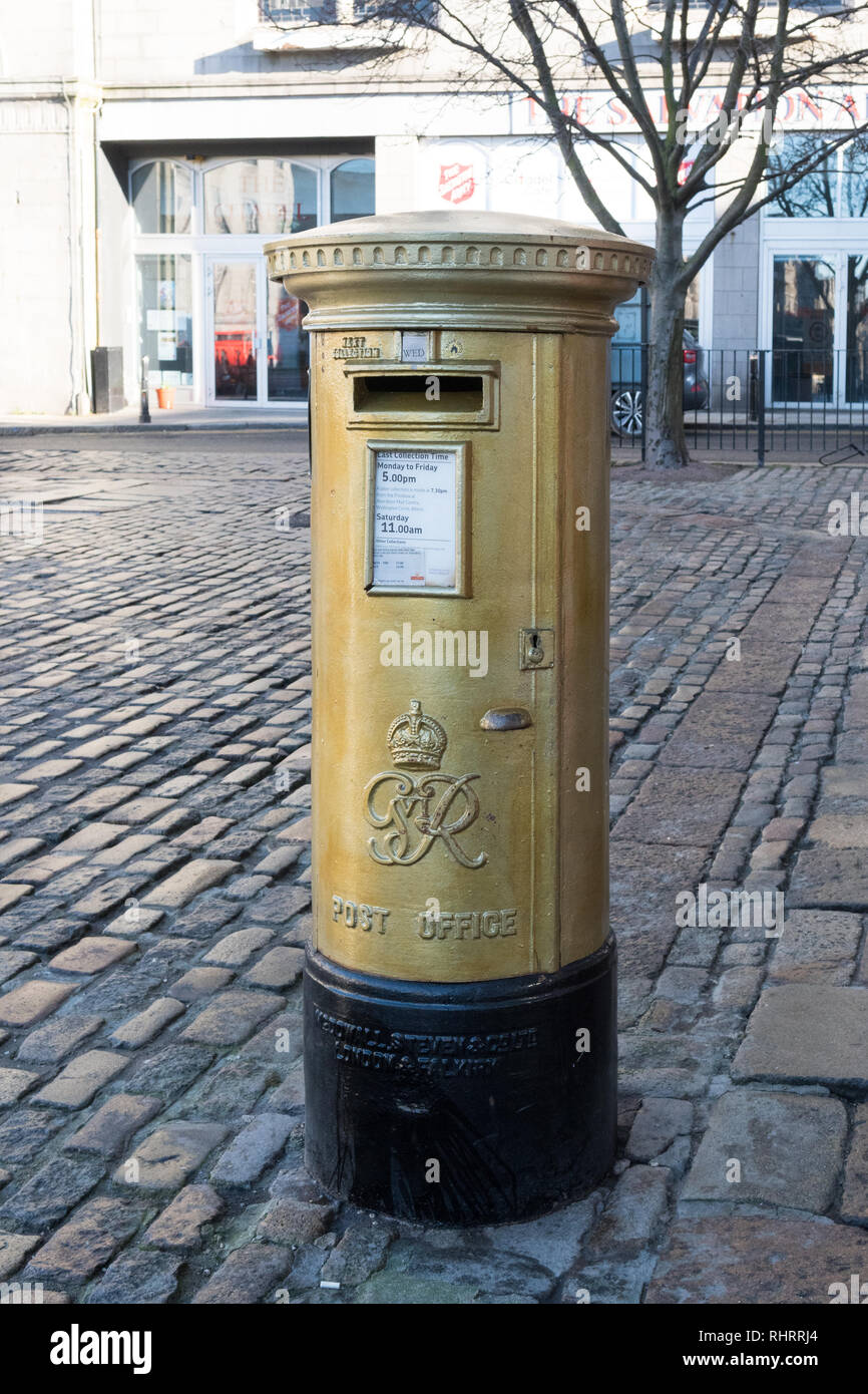 Post box or célébrant les jeux olympiques d'été de 2012 gold medal Katherine Grainger qui a remporté l'or en aviron - deux de couple Femmes - Aberdeen Banque D'Images