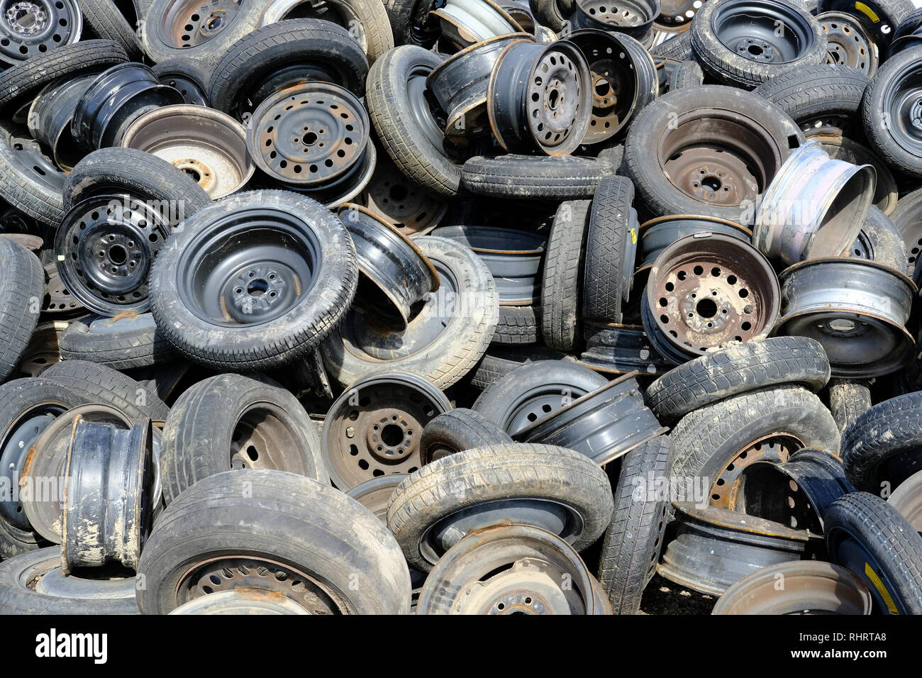 Placé au hasard utilisées ou des pneus usés avec jantes ou roues ; Austin,  Texas, États-Unis Photo Stock - Alamy