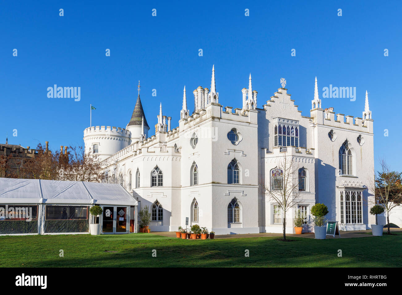 Murs blancs de Strawberry Hill House, une villa néo-gothique construite à Twickenham, London par Horace Walpole à partir de 1749, lors d'une journée ensoleillée avec ciel bleu Banque D'Images