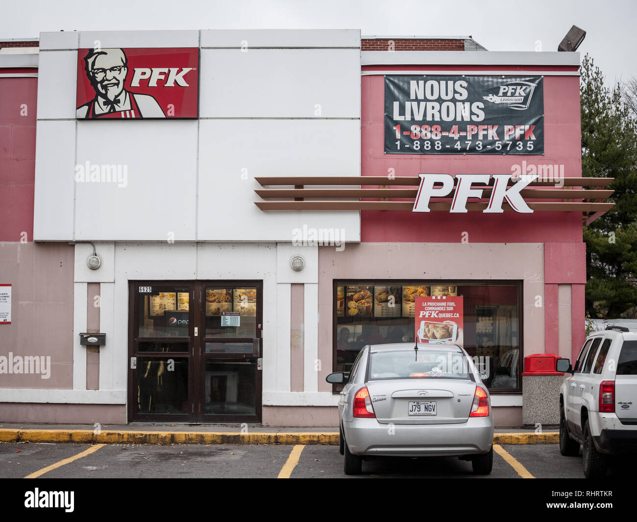Montréal, Canada - le 9 novembre 2018 : PFK Logo sur un restaurant local à Montréal. Poulet Frit Kentucky est le nom de Québec, KFC Kentucky Fried Chicke Banque D'Images