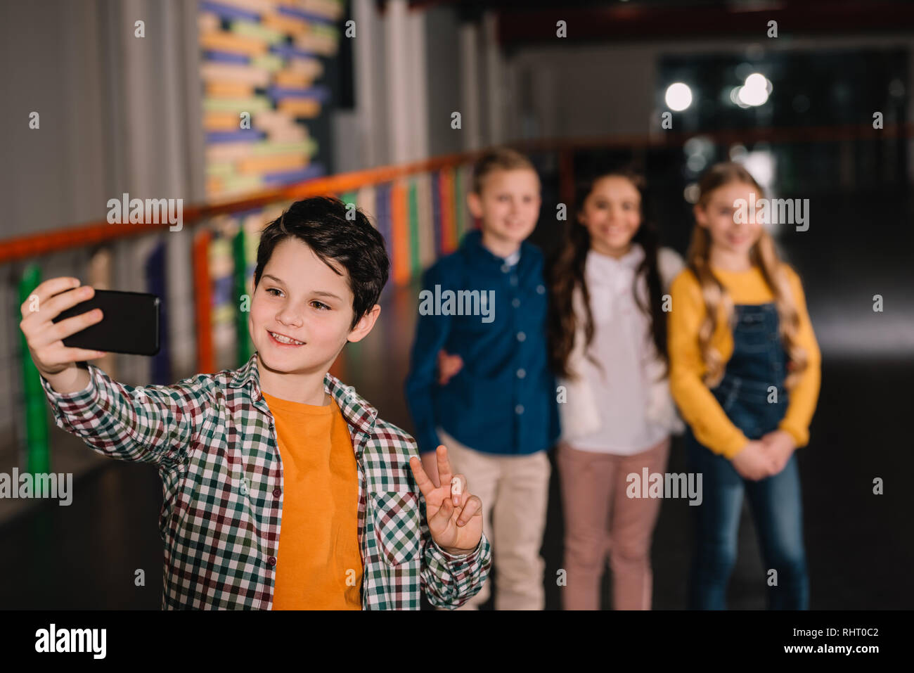 Brunette kid faire avec meilleurs amis selfies Banque D'Images