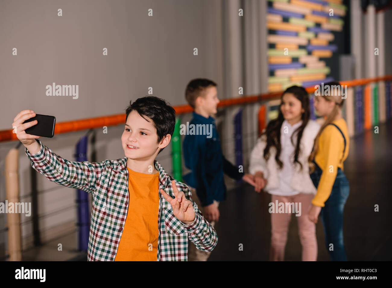 Smiling boy making avec selfies meilleurs amis Banque D'Images