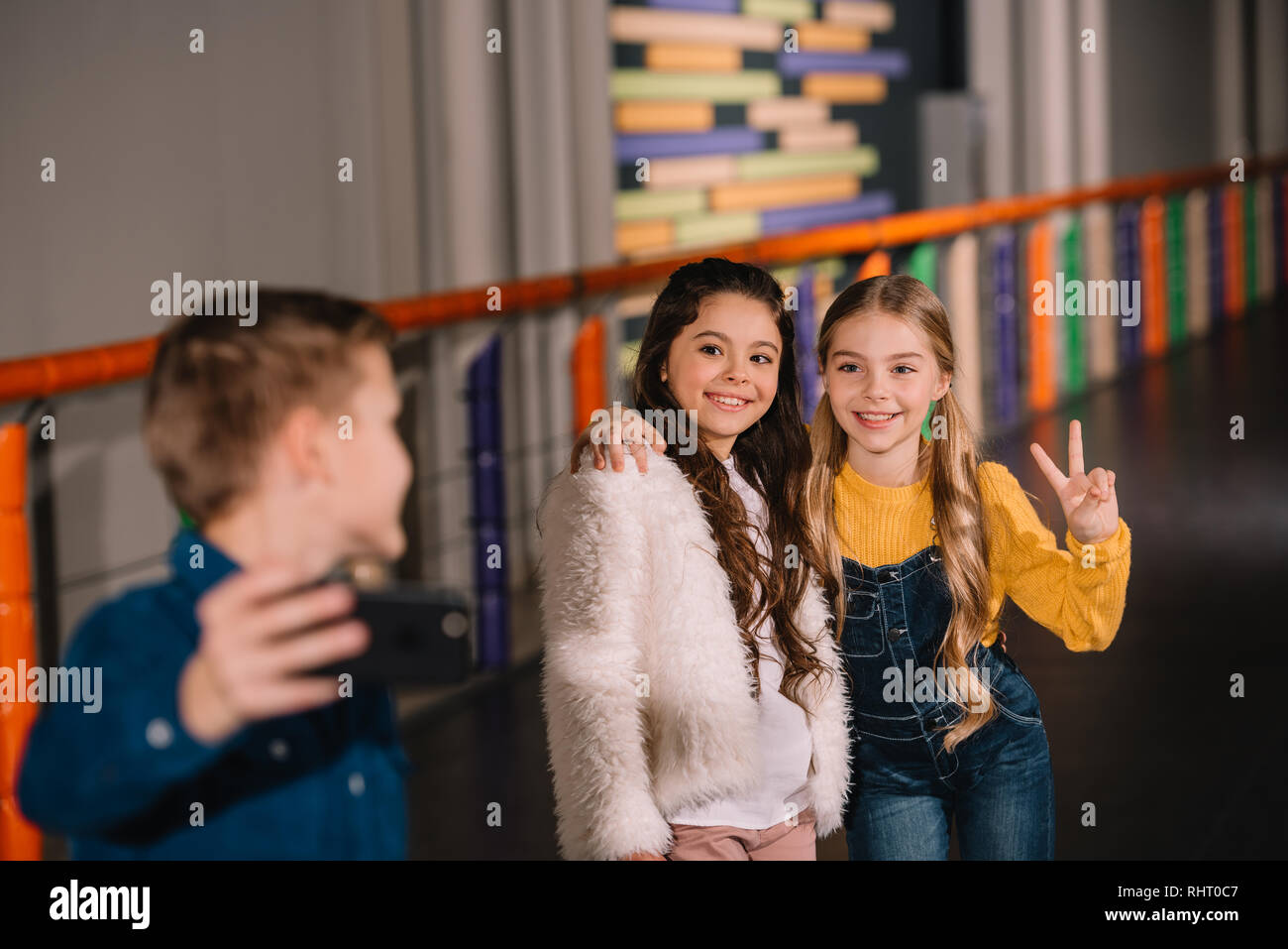 Kid avec téléphone faire avec vos amis selfies Banque D'Images