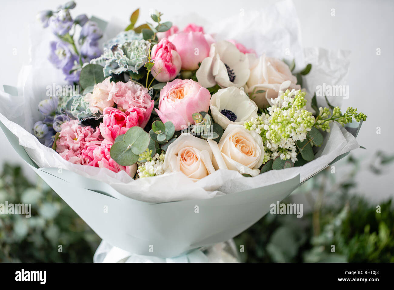 Belle De Bouquet De Fleurs Dans Un Vase Sur La Table En Bois