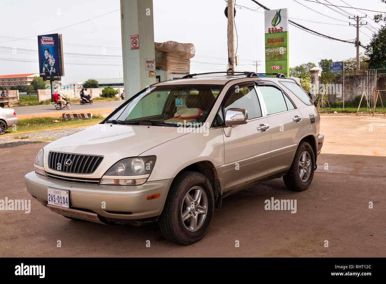 Cambodge, Phnom Penh, la Route 4, Lexus SUV dans DDNG station carburant GPL de marque Banque D'Images