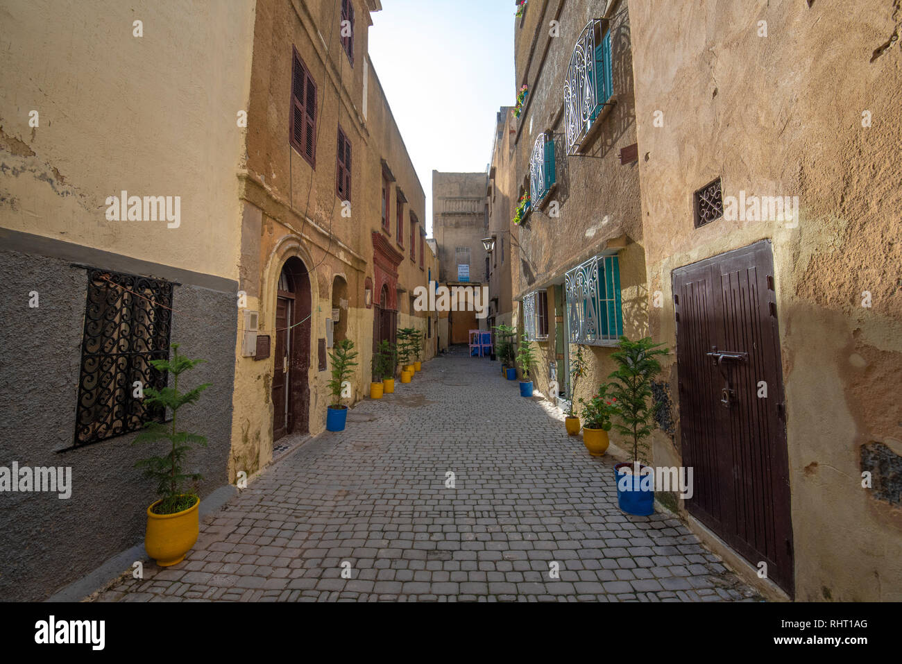 El Jadida, Maroc. Vue sur la rue des maisons à Mazagan. Le mur de la ville autour de lui. C'est une ville portuaire fortifiée portugaise Banque D'Images