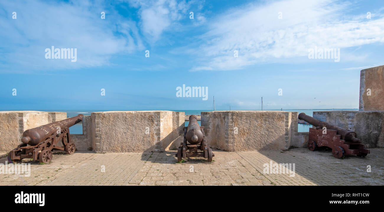 Vue panoramique des vieux canons d'artillerie à Mazagan , El Jadida , Maroc. Le mur de la ville autour de lui. C'est un port fortifié portugais Banque D'Images