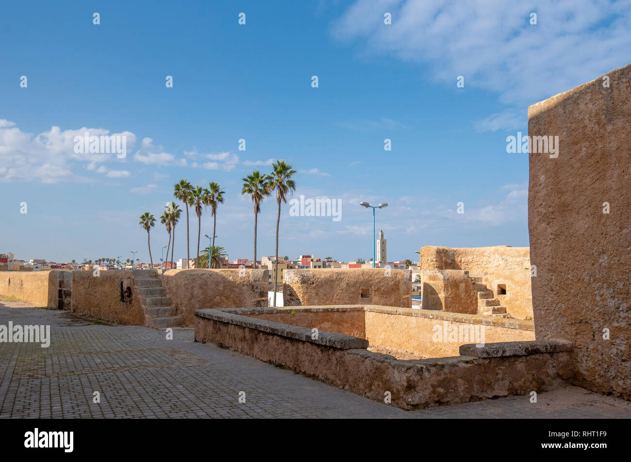 El Jadida, Maroc. Vue sur la rue des maisons à Mazagan. Le mur de la ville autour de lui. C'est une ville portuaire fortifiée portugaise Banque D'Images