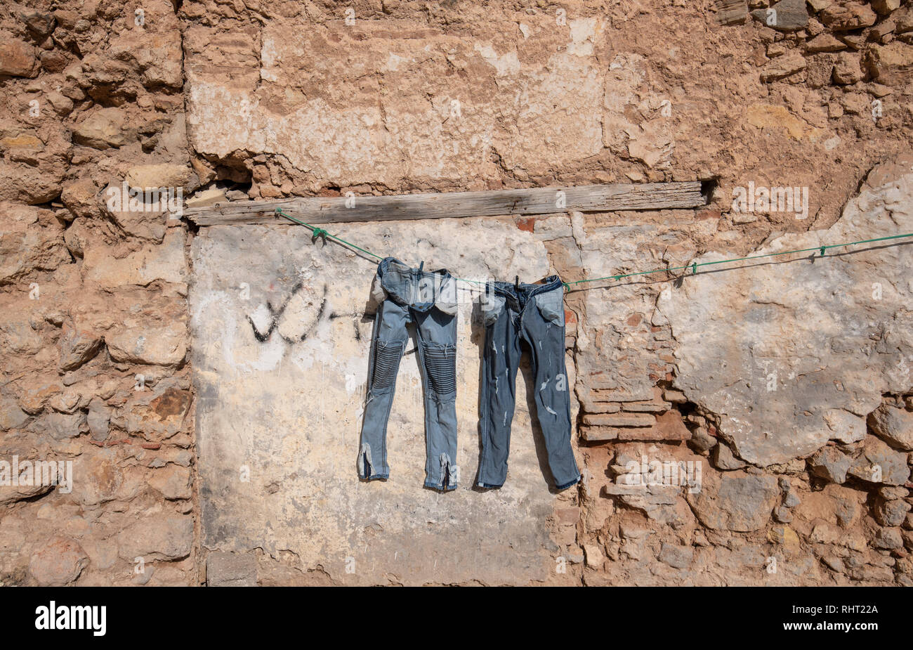 Vêtements en jeans lavés laissés sécher dans la rue dans la vieille ville d'El Jadida, au Maroc. Banque D'Images