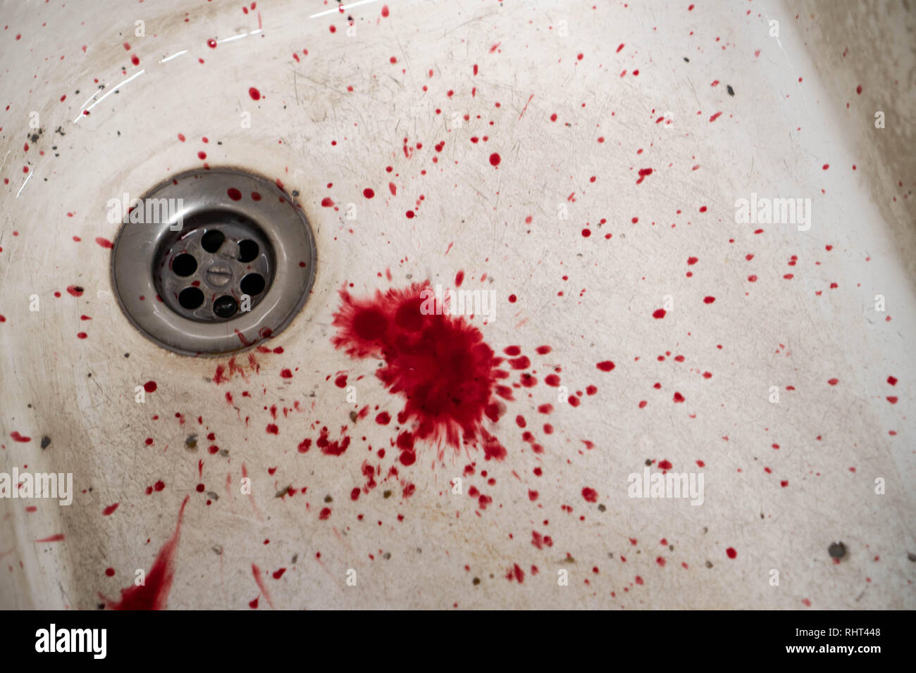 Bloody dans lavabo avec du sang rouge qui coule. Contexte Le concept de meurtre Banque D'Images
