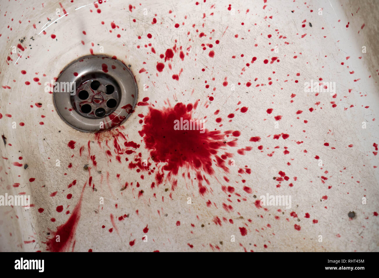Bloody dans lavabo avec du sang rouge qui coule. Contexte Le concept de meurtre Banque D'Images