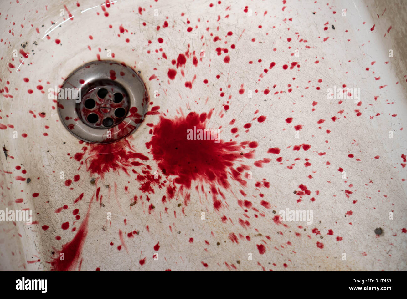 Bloody Dans Lavabo Avec Du Sang Rouge Qui Coule Contexte Le Concept De Meurtre Photo Stock Alamy
