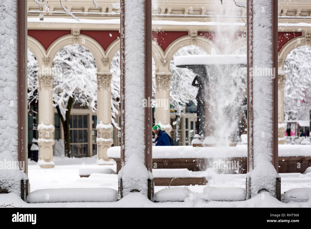 PORTLAND, OR - le 11 janvier : la neige qui tombe d'une roue comme un homme marche passé à Portland, OR le 11 janvier 2017 Banque D'Images