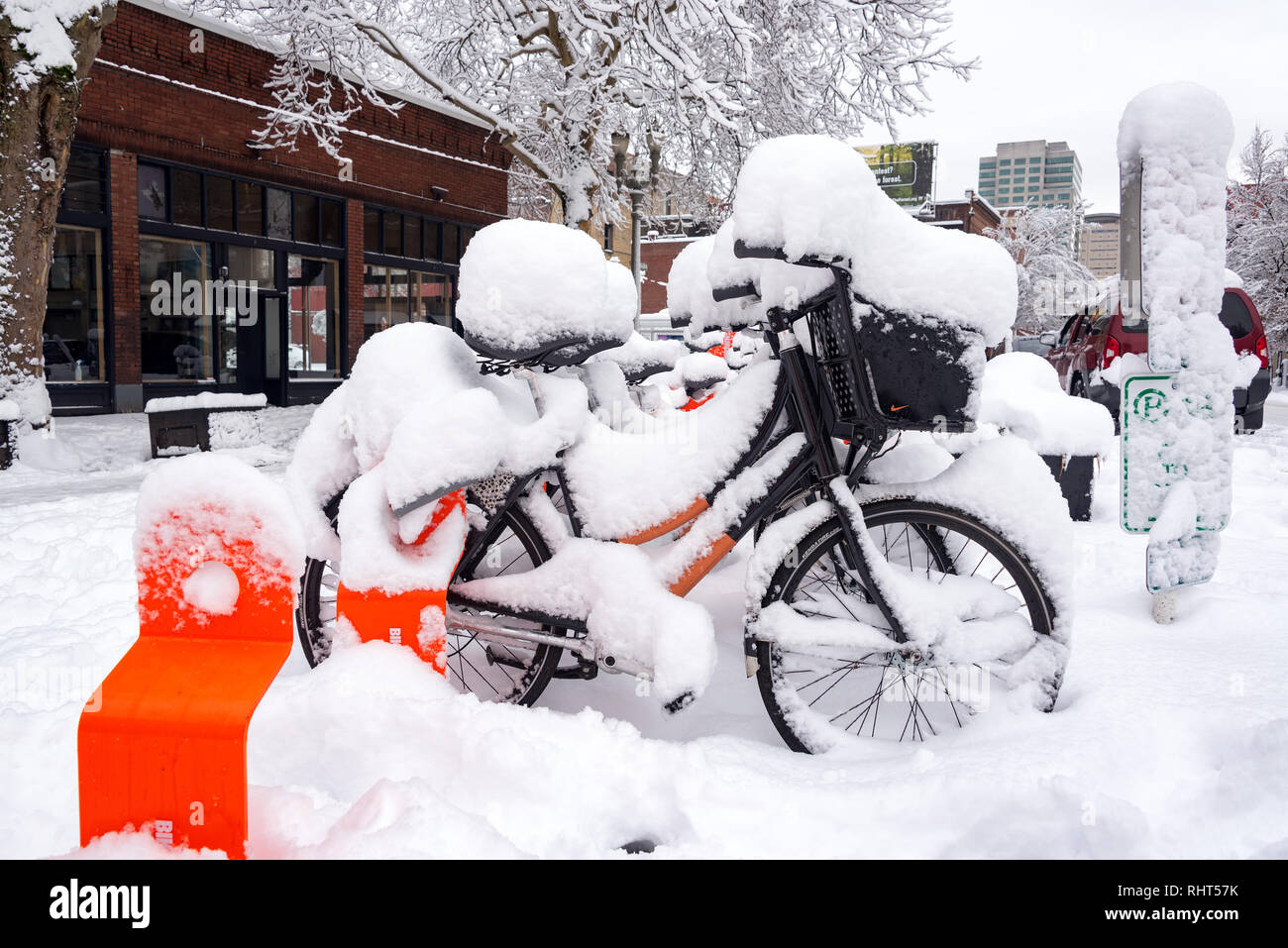 PORTLAND, OR - le 11 janvier : Biketown gare à Portland, Oregon sous la neige après une tempête énorme vu le 11 janvier 2017 Banque D'Images