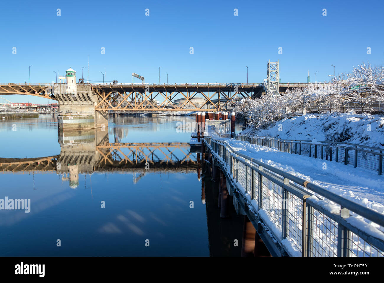 PORTLAND, OR - le 12 janvier : Eastbank Esplanade à Portland, ou avec le Centre de Moda en arrière-plan le 12 janvier 2017 Banque D'Images