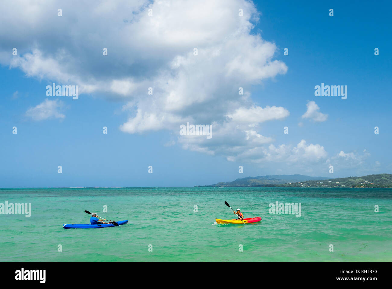 Les kayakistes à Pigeon Point Heritage Park sur l'île de Tobago, Trinité-et-Tobago. Banque D'Images