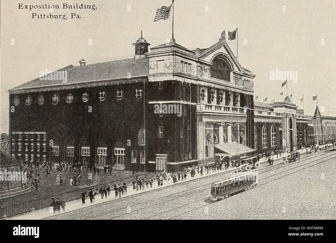 . Mieux les fruits. La culture de fruits. IQII MEILLEURE Page de fruits de l'ouest de la Pennsylvanie, bâtiment d'exposition Pittsburg, Pennsylvanie. Dans ce BUILDIXG AU COURS DE 1910 W COMME Hli FORT, envois de fruits, comme c'est aussi une question d'une importance vitale pour le récepteur et dis- tributeur à l'Est qui est à la recherche de cette ligne d'affaires pour un bénéfice, et par- pad son gagne-pain. L'idée d'Europe centrale- expéditions izing et les placer sous un management n'a pas reçu favorablement par l'industrie à sa première incep- tion, comme c'était un changement de l'ancien, donc une expérience, et le commerce de fruits est trop conservateur à welc Banque D'Images