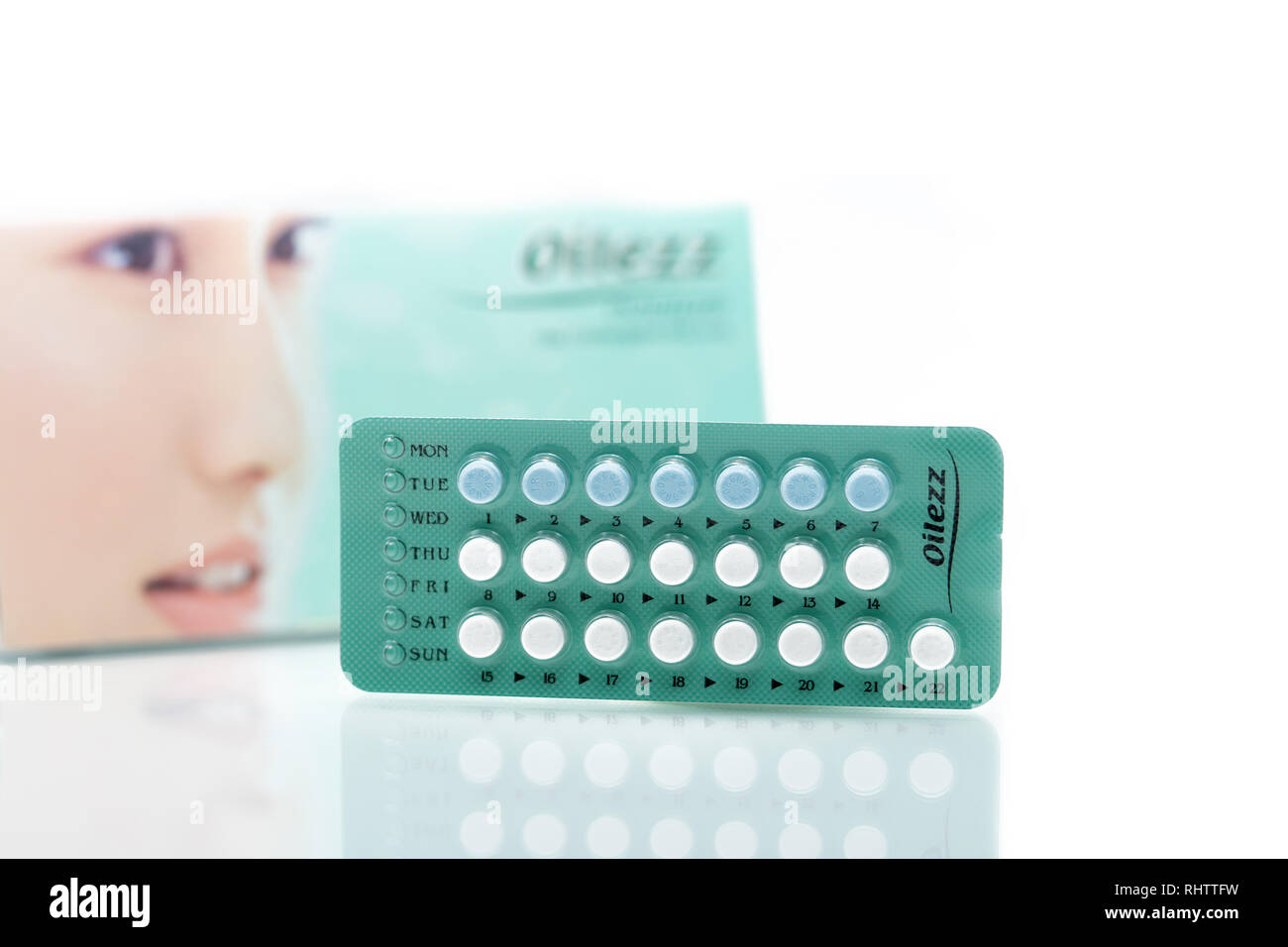 CHONBURI, THAÏLANDE - 11 octobre 2018 : Oilezz. Hormones 22 comprimés bleu et blanc en blister sur fond flou de la pilule. Ora Banque D'Images