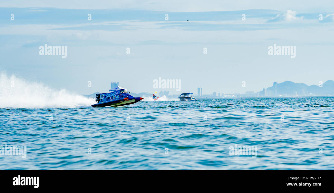 CHONBURI, THAÏLANDE-Novembre 26, 2017 : F1 bateau avec beau ciel et mer en bateau 2017 Bangsaen Beach en Thaïlande à Bangsaen Banque D'Images