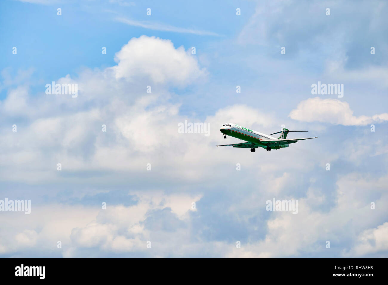 HONG KONG - June 04, 2015 : MD-90 à l'atterrissage à l'aéroport de Hong Kong. Le McDonnell Douglas MD-90 est un bimoteur, courte à moyenne portée, comm à couloir unique Banque D'Images