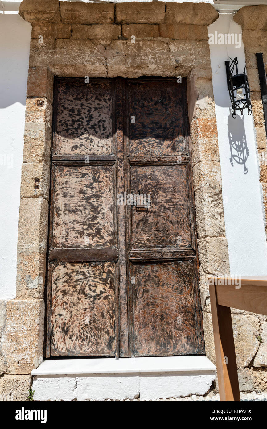 Vieille porte en fer dans les rues du marché de Lindos. Banque D'Images
