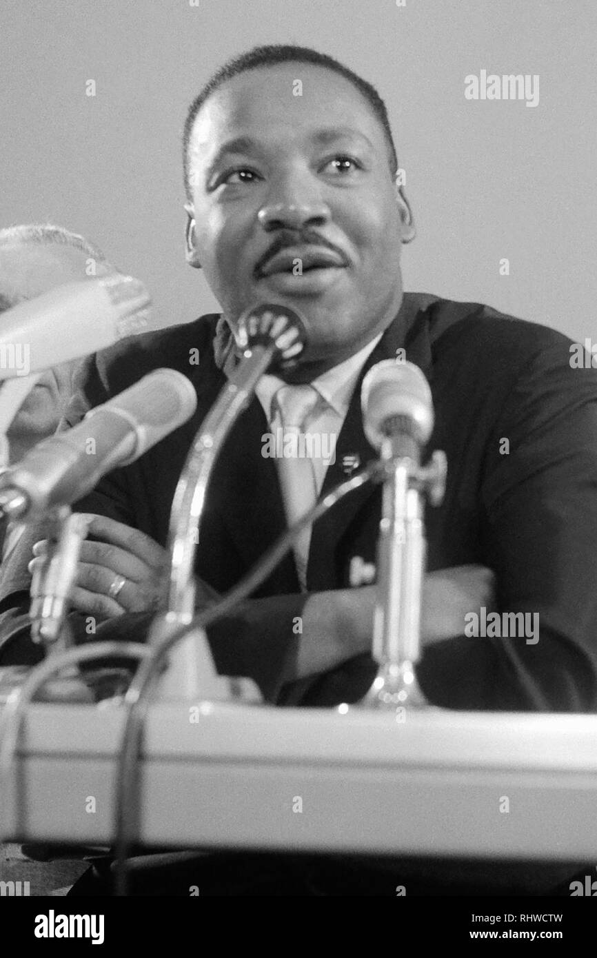 Martin Luther King, s'exprimant lors d'une conférence de presse à l'aéroport de Schiphol à Amsterdam, Hollande, le 15 août 1964. Banque D'Images