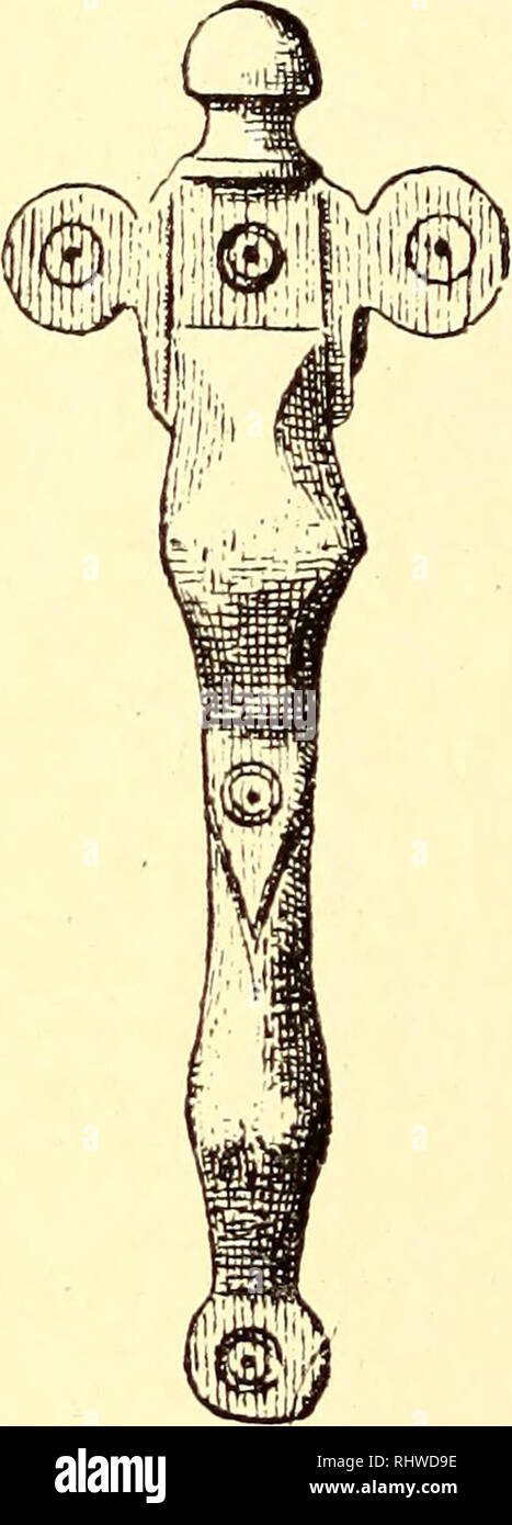 . Musées 08 Bergens aarbog. La science. 62 Haakon Schetelig ;. [No La formation de trans relativement aclvanced la forme générale de cette broche est une caractéristique frappante lorsqu'on la voit en combinaison avec le très original arrangement des parties constructives - les boutons et le rattrapage de l'axe de la plaque - et la même pecnliarity est également observée dans les deux broches, des figues. 78 et 79,1) si la transformation ici est quelque peu différente de la fig. 77. Referrecl typologiquement ils sont à un stade ultérieur en ayant le côté boutons-Orient en une seule pièce avec le reste de la broche, mais dans les deux de t Banque D'Images