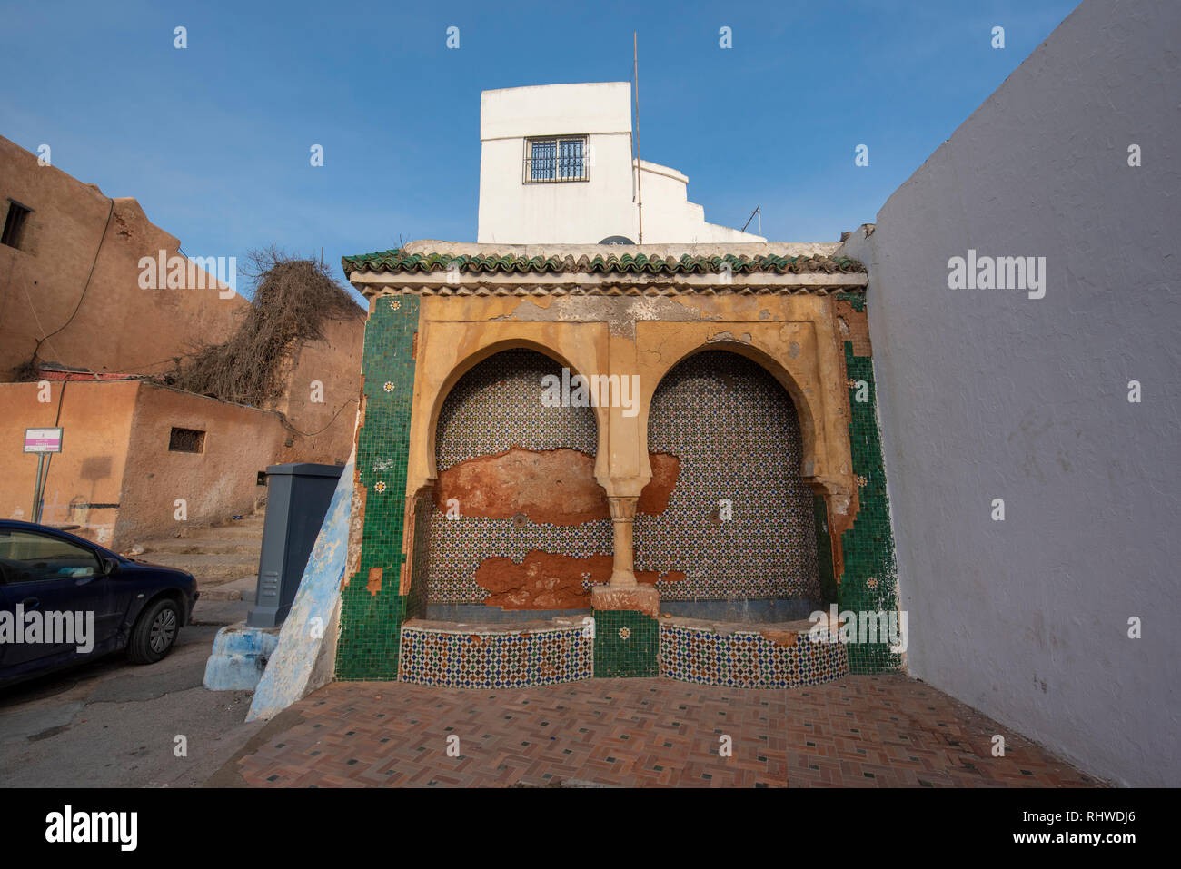 Rabat, Maroc. Belle ancienne fontaine marocaine endommagée à l'intérieur de la Kasbah de l'ancienne forteresse d'Udayas à Rabat, capitale du Maroc. Banque D'Images