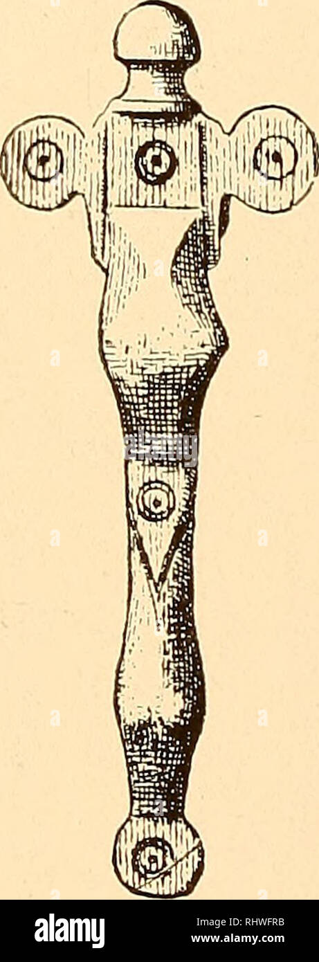 . Musées 08 Bergens aarbog. La science. 62 Schetelig Haakon. [No 8 La transformation de relativement avancé, la forme générale de cette broche est un fonction- frappante lorsqu'on la voit en combinaison avec le très original arrangement des parties constructives - les boutons et le rattrapage de l'axe de la plaque - et la même particularité est observée aussi dans les deux broches, des figues. 78 et 79,x) si la transformation ici est quelque peu différente de flg. 77. Ils sont typologiquement proches renvoyé à un stade ultérieur en ayant le côté boutons-Orient en une seule pièce avec le reste de la broche, mais, dans les deux d'e Banque D'Images