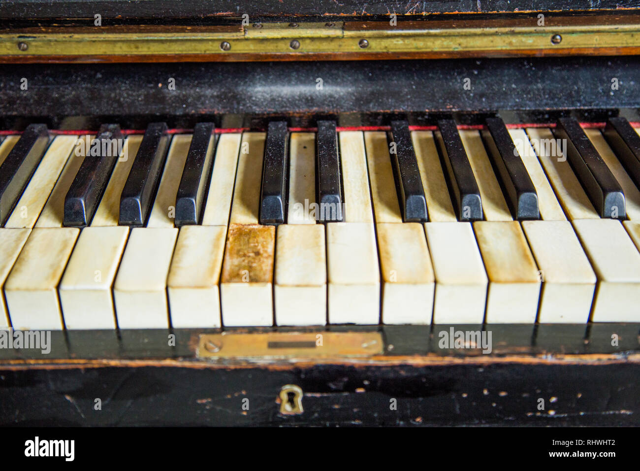 Old vintage piano en bois sculpté dans une pièce sombre, un clavier détail Banque D'Images