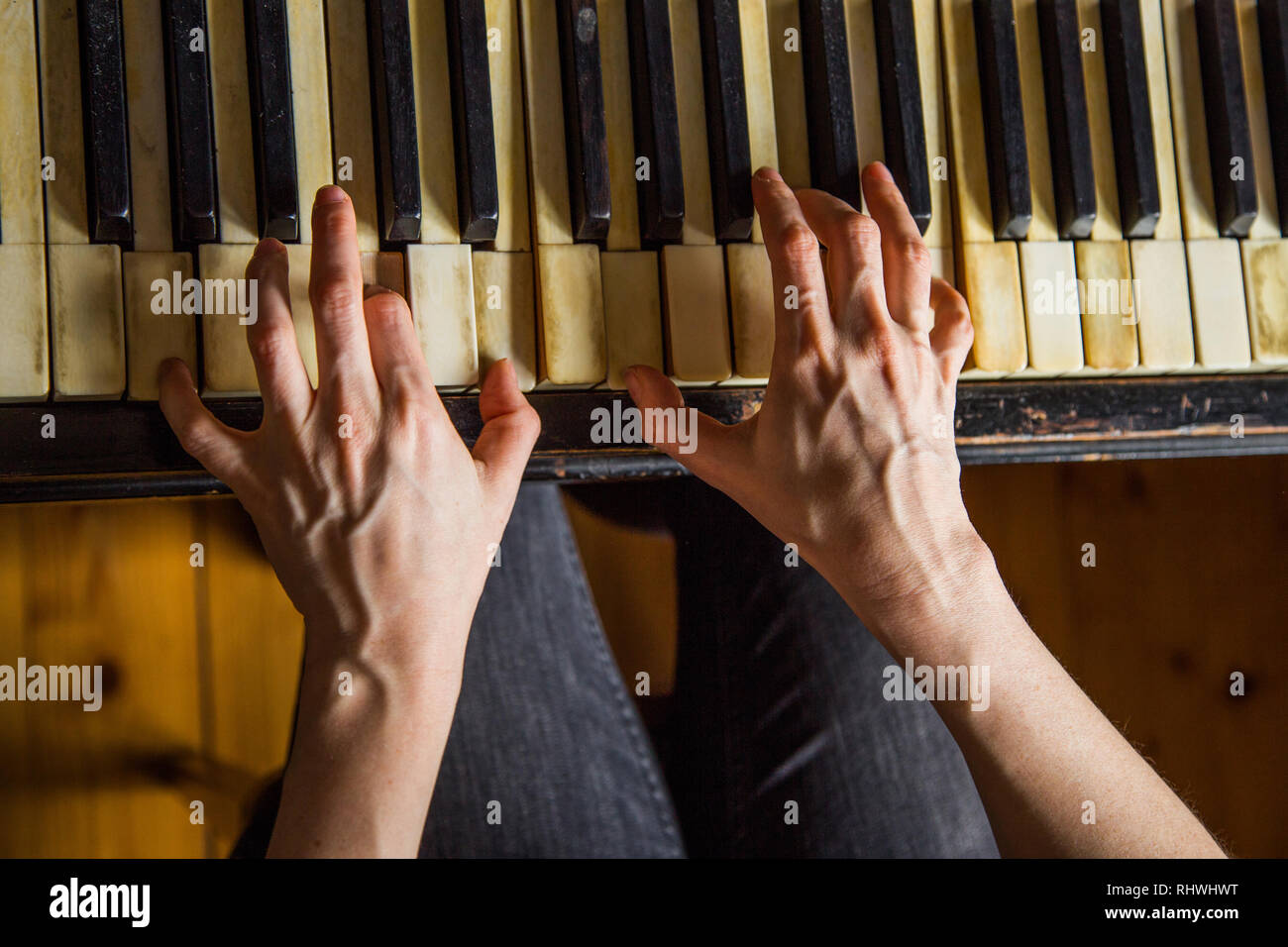 Close up doigts de femme pianiste à l'rusty touches piano, armes joue solo de musique. Mains de femme musician playing. Instrument de musique, solo pian Banque D'Images