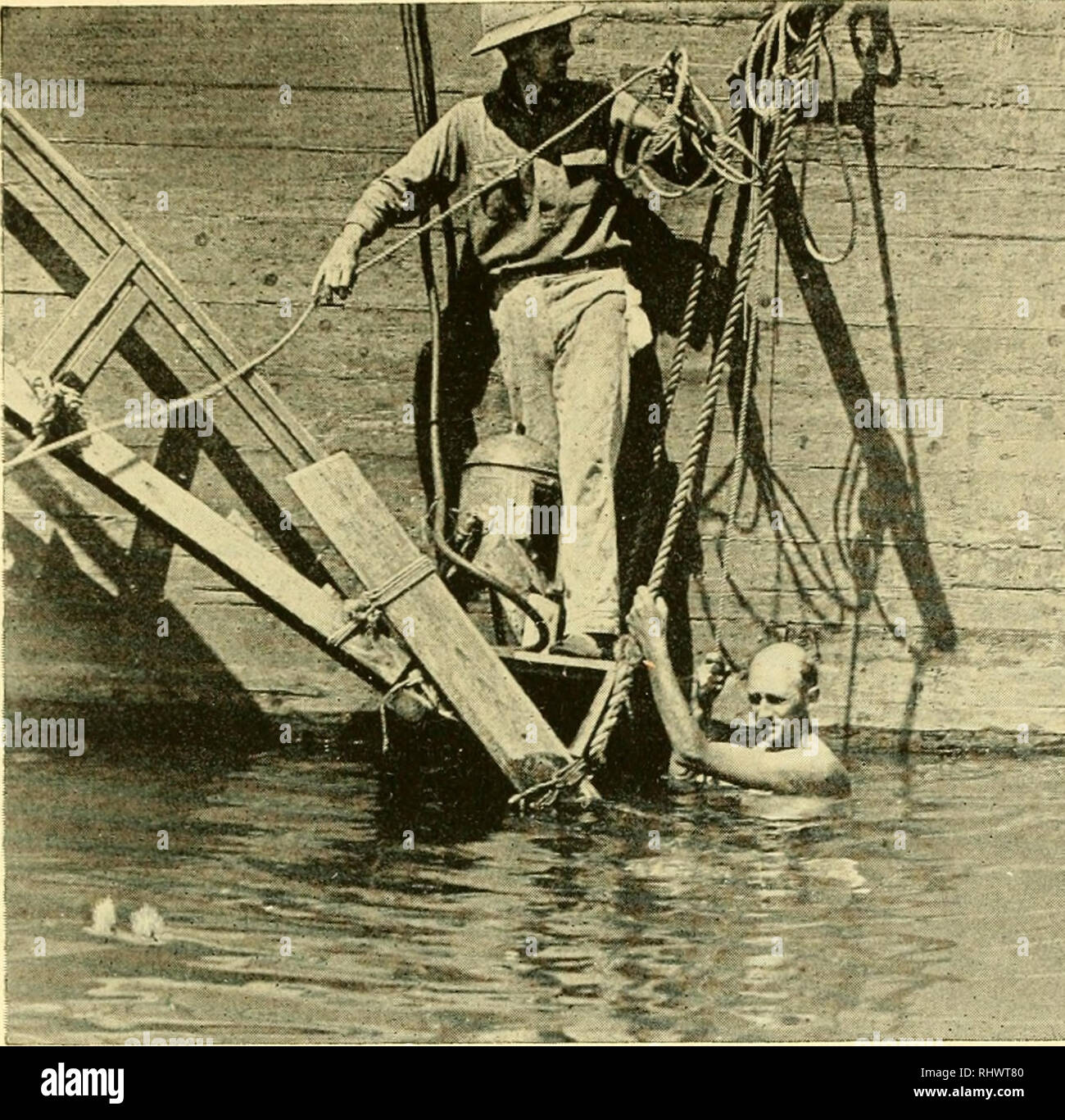 . Sous tropic seas ; un registre de plongée parmi les récifs coralliens d'Haïti. Les animaux marins -- Haïti ; les oiseaux -- Haïti ; la plongée profonde ; les expéditions scientifiques ; Haïti -- Descriptions et voyages. William Beebe après l'ascension de soixante pieds de plongée à côté de la goélette. Veuillez noter que ces images sont extraites de la page numérisée des images qui peuvent avoir été retouchées numériquement pour plus de lisibilité - coloration et l'aspect de ces illustrations ne peut pas parfaitement ressembler à l'œuvre originale.. Beebe, William, 1877-1962 ; New York Zoological Society. New York, Londres, G. P. Putnam's Sons Banque D'Images
