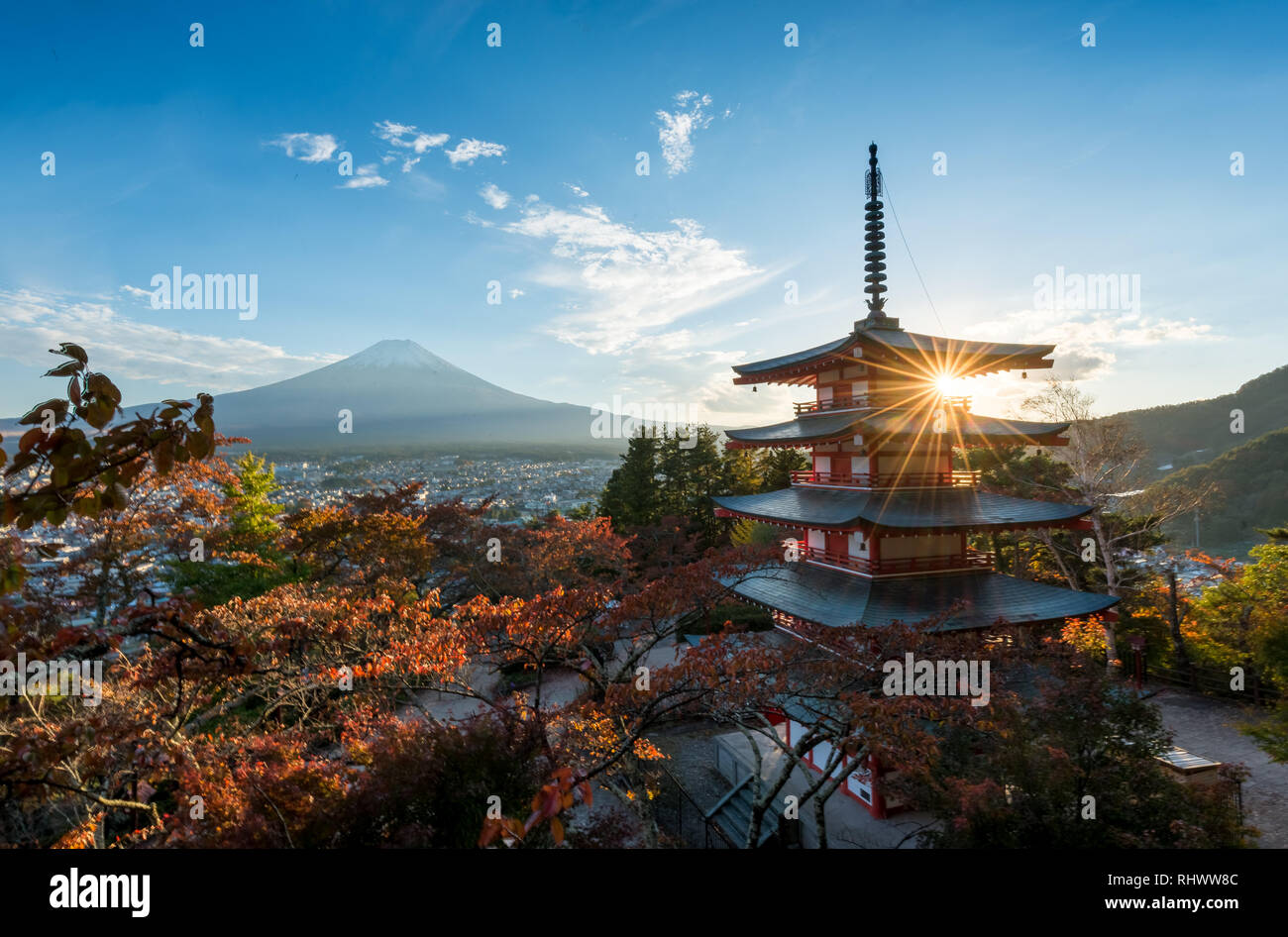 Chureito célèbre Pagode dans Arakura Sanctuaire Sengen avec une belle vue sur le mont Fuji au coucher du soleil Banque D'Images