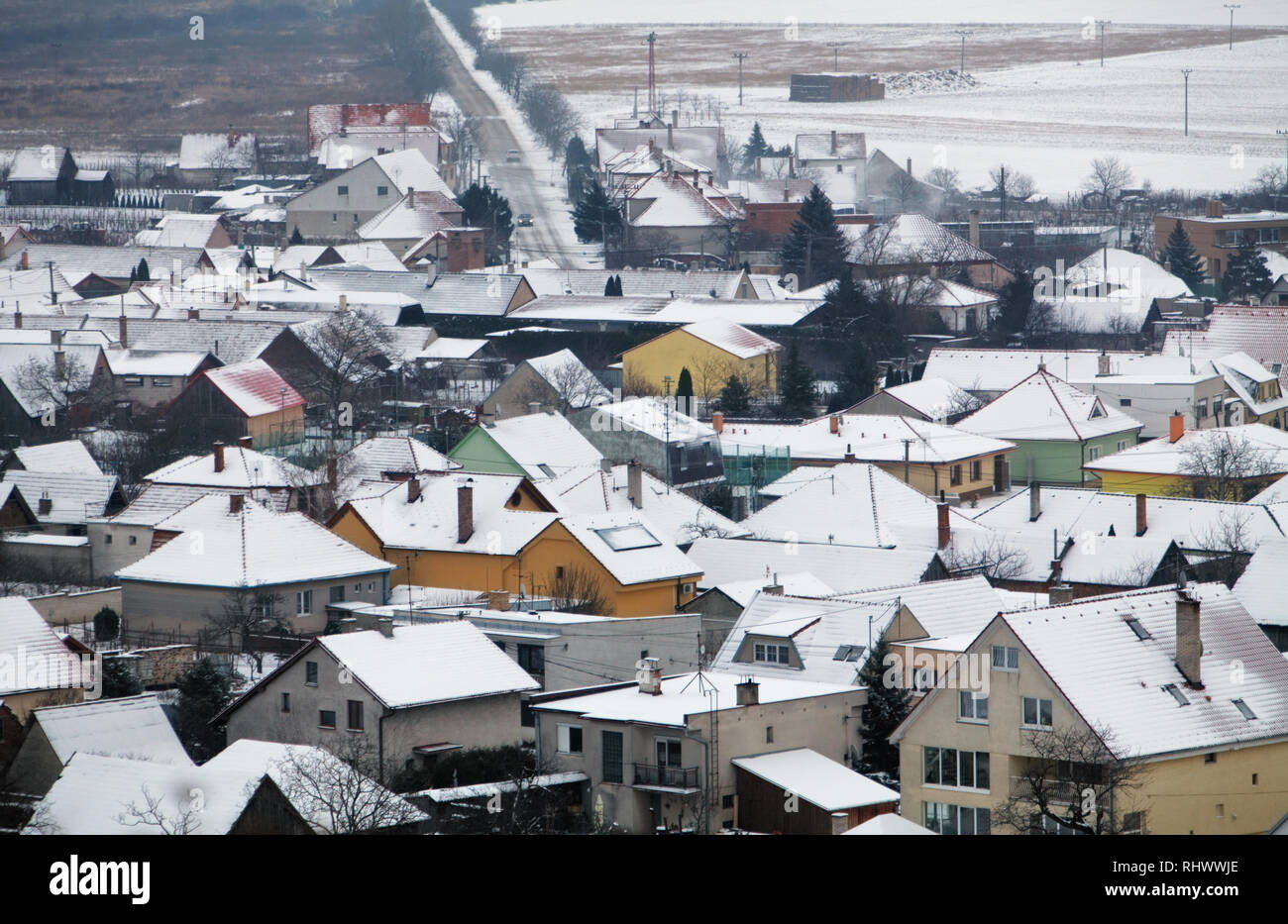 Maison dans village à l'hiver, vue aérienne. Banque D'Images