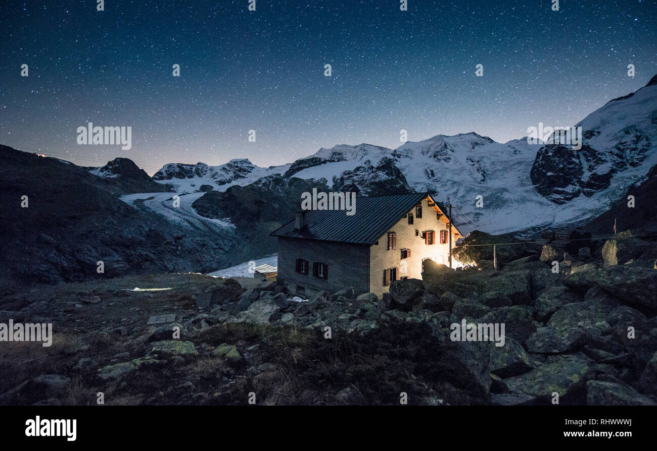 Nuit capture de la Cabane Boval du Club Alpin Suisse (CAS) en Val, Engadine Morteratsch Banque D'Images